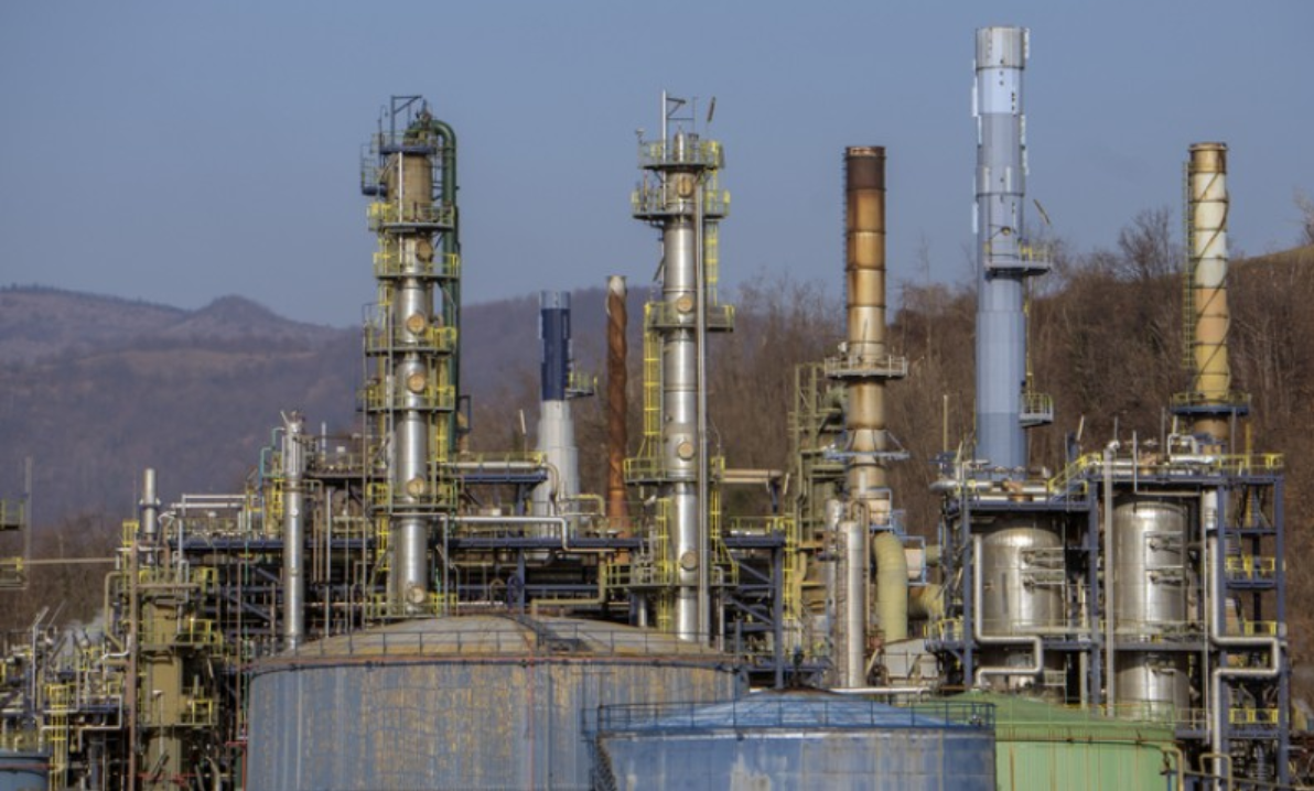 Pemex vende combustóleo barato a la CFE para generar electricidad
