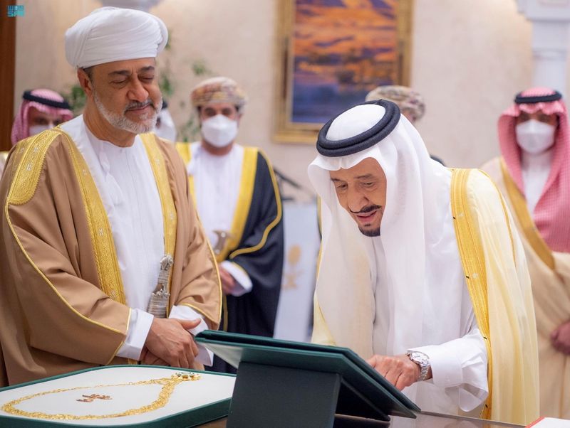 Arabia Saudita y Omán piden cooperación en OPEP+