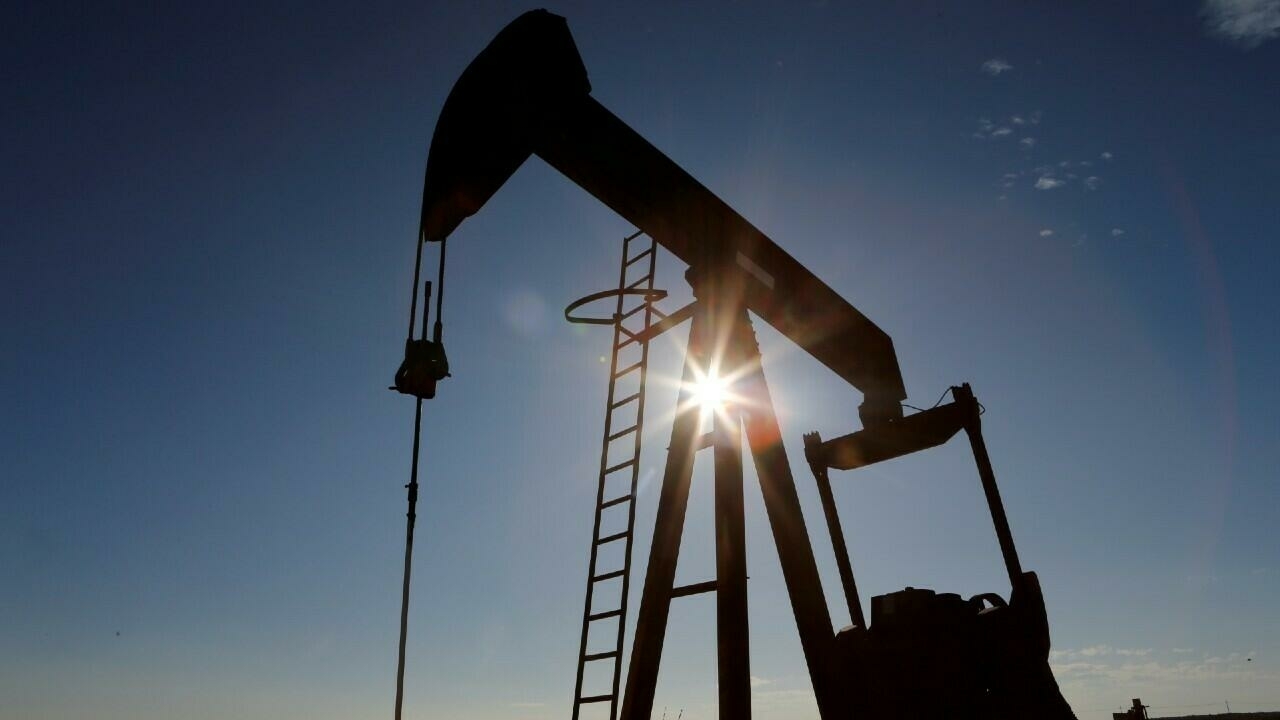 Petróleo apunta a cerrar semana con ganancias