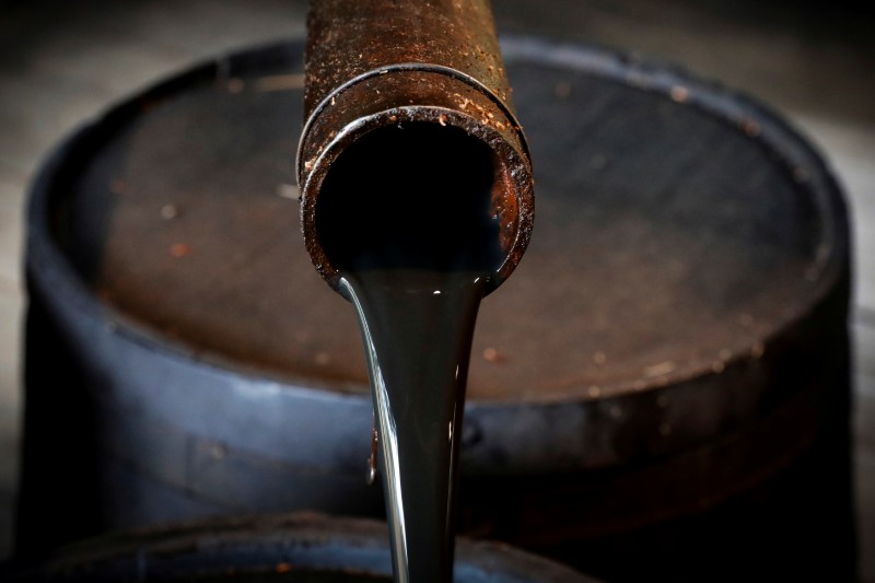 Precios del petróleo se disparan por sanciones en Rusia