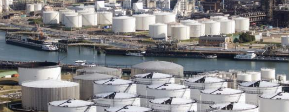 Inventarios petroleros de EU bajan ligeramente e impulsa precios del petróleo