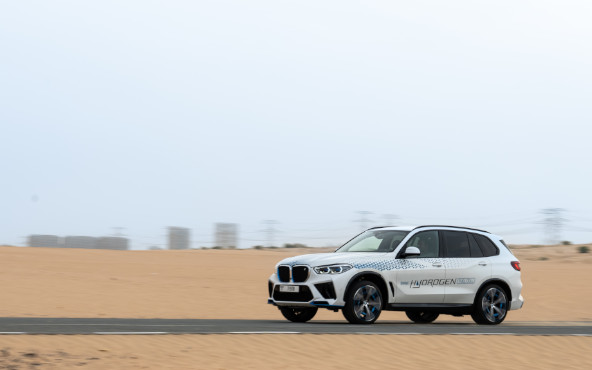 El BMW iX5 Hydrogen se somete a pruebas de manejo en el desierto.