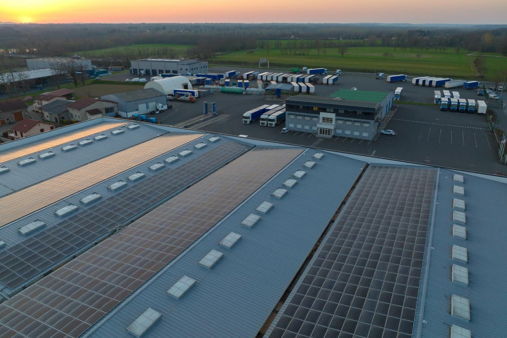 Sistemas de almacenamiento de energía pueden ahorrar hasta un 40% en la factura eléctrica de la industria automotriz