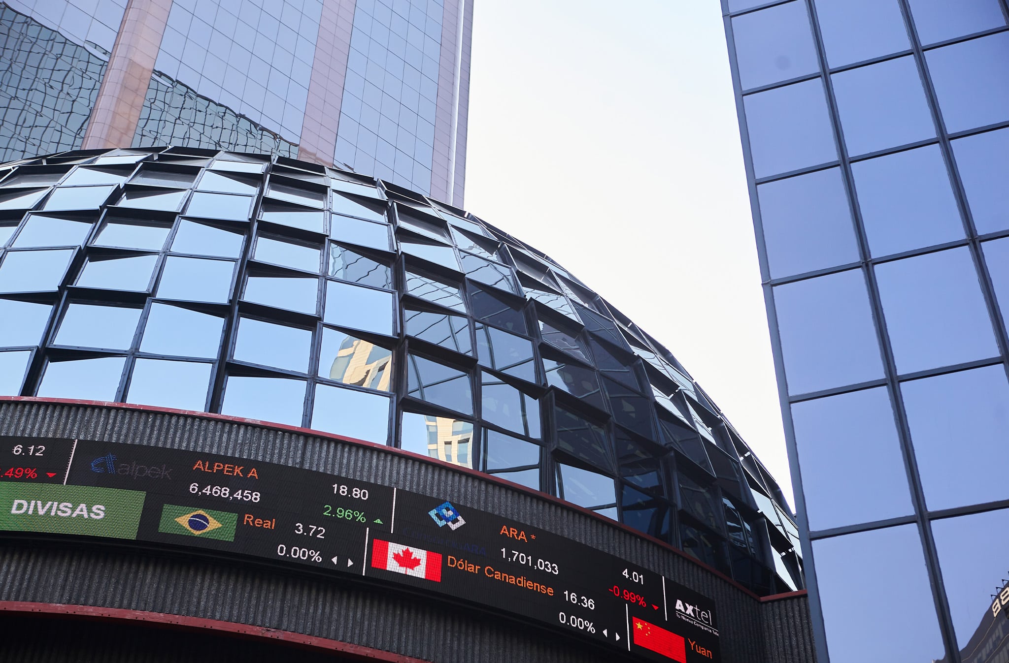 Precios del Brent y WTI se elevan; Bolsa Mexicana avanza
