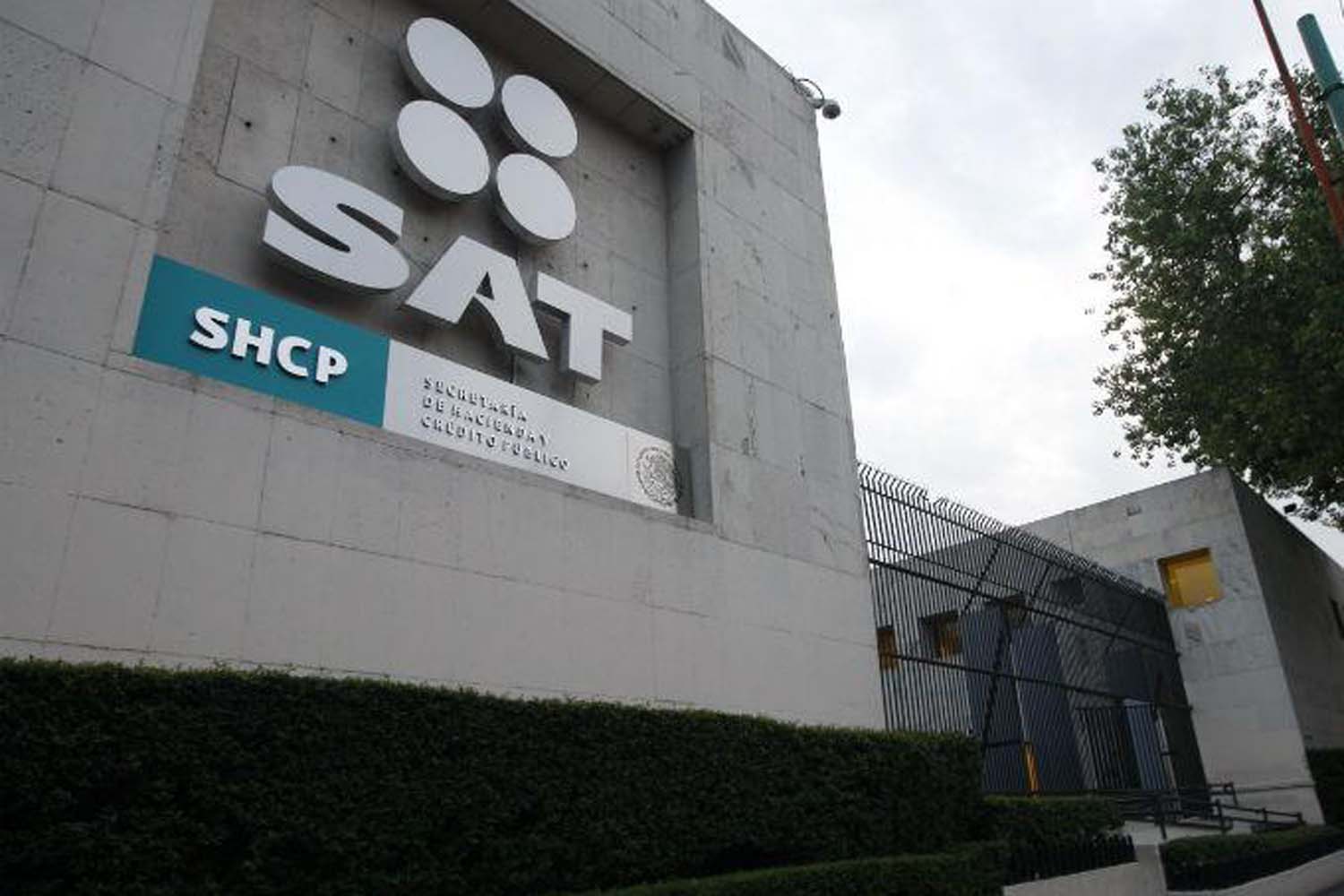 SHCP refinancia deuda para mitigar costos.