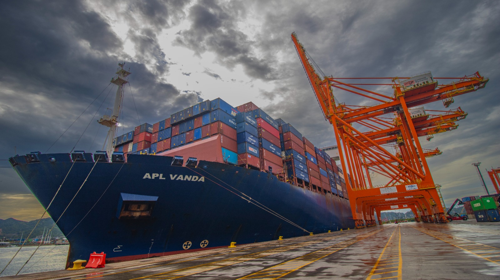 Puerto de Manzanillo rompe récord: moviliza 333 mil 727 TEU’s
