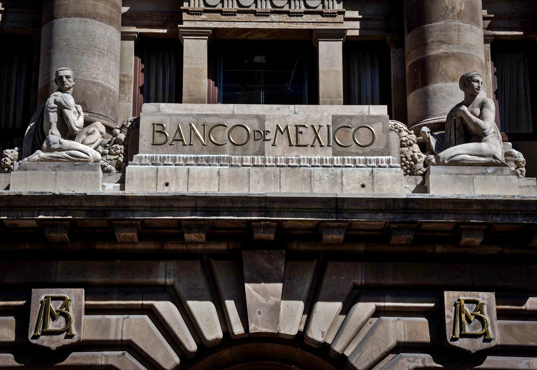 Subgobernador de Banxico pide mantener política restrictiva por más tiempo