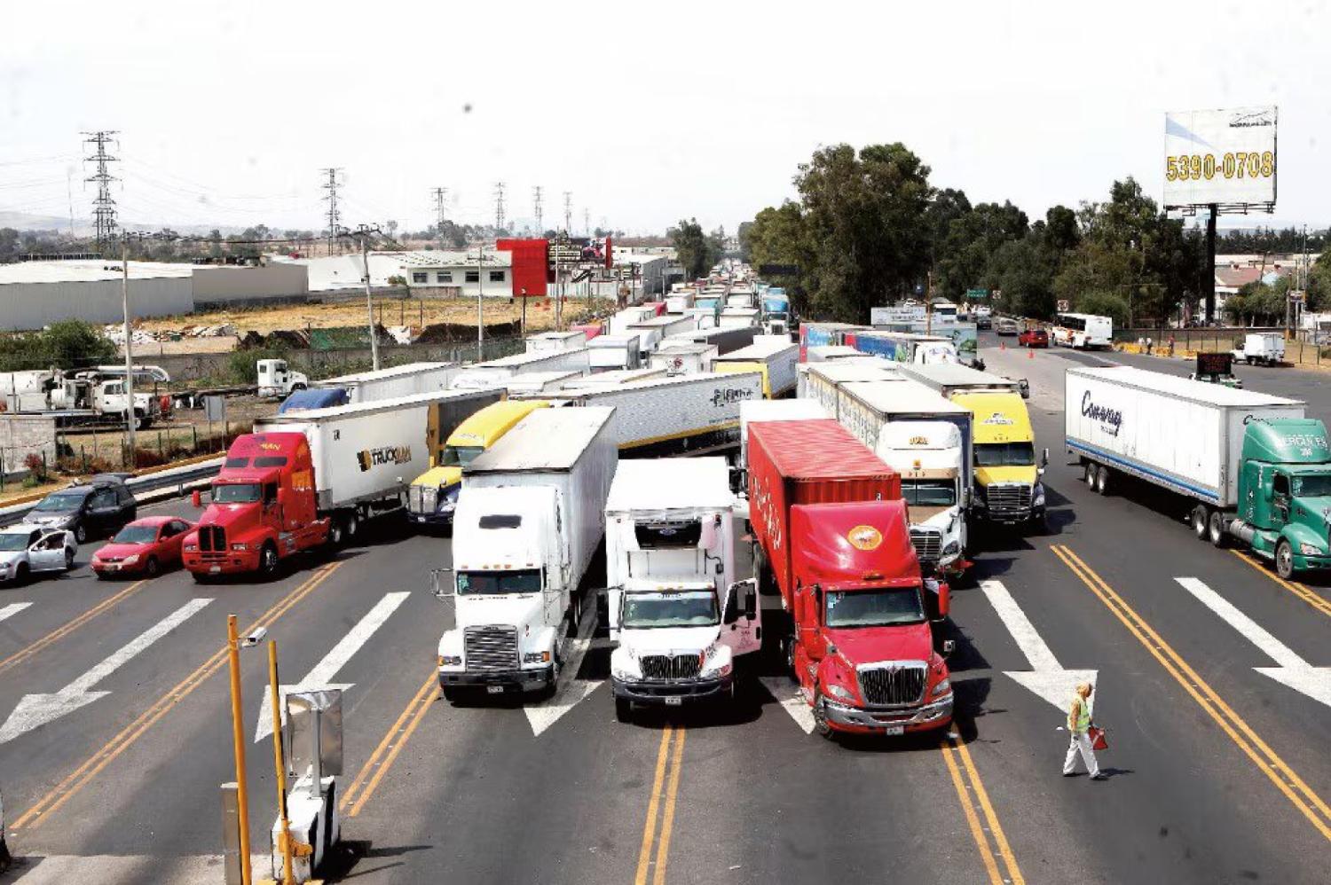 Transportistas amenazan con paro en CDMX