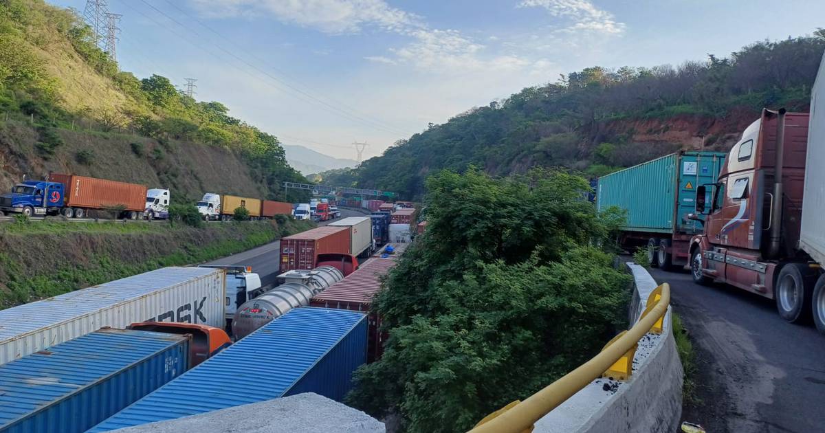 Falla en Puerto de Manzanillo provoca caos vial y filas kilométricas