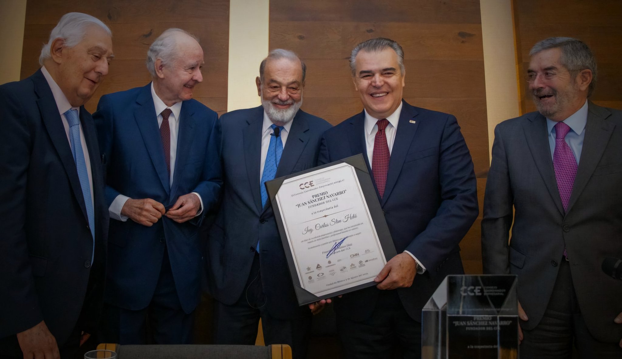 Carlos Slim, primer empresario en recibir  premio “Juan Sánchez Navarro”