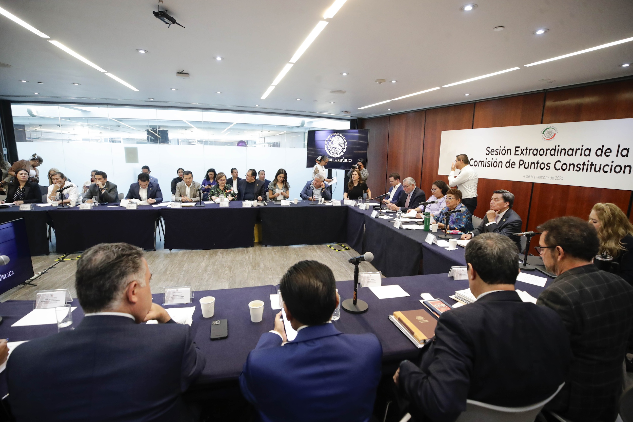 Senadores de oposición ratifican voto contra reforma judicial