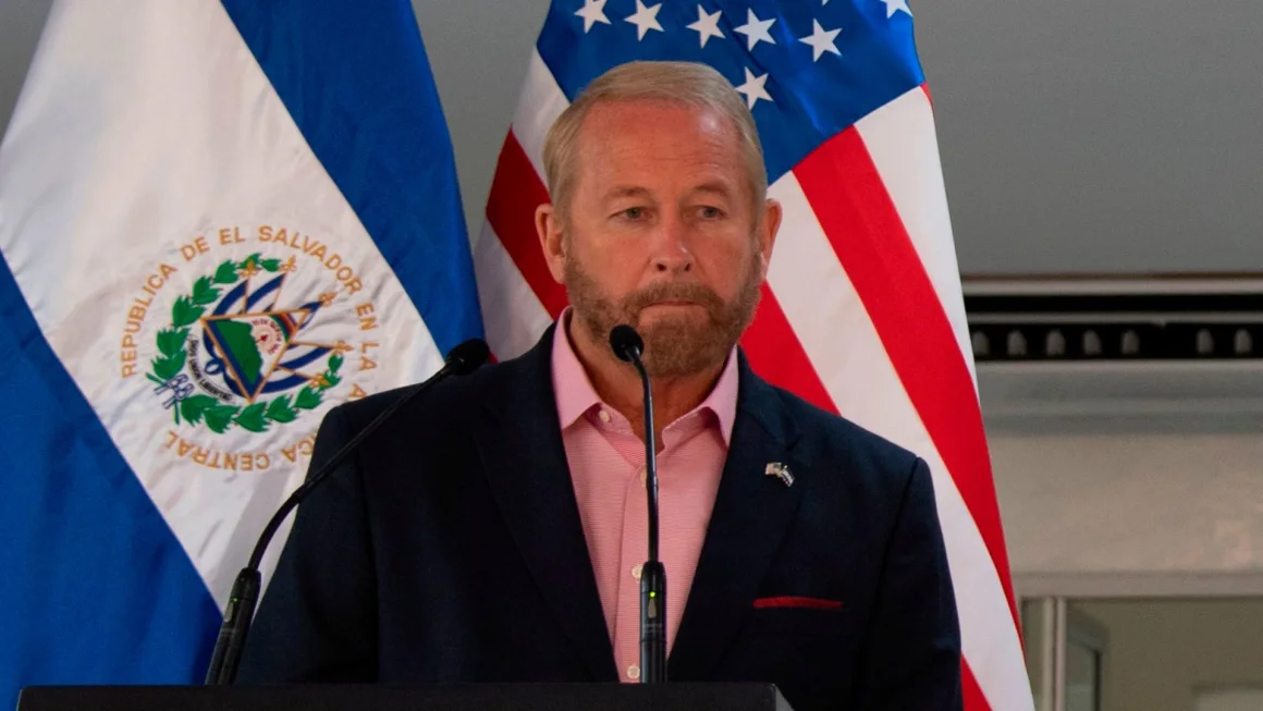 Trump anuncia a Ronald Johnson como Embajador en México